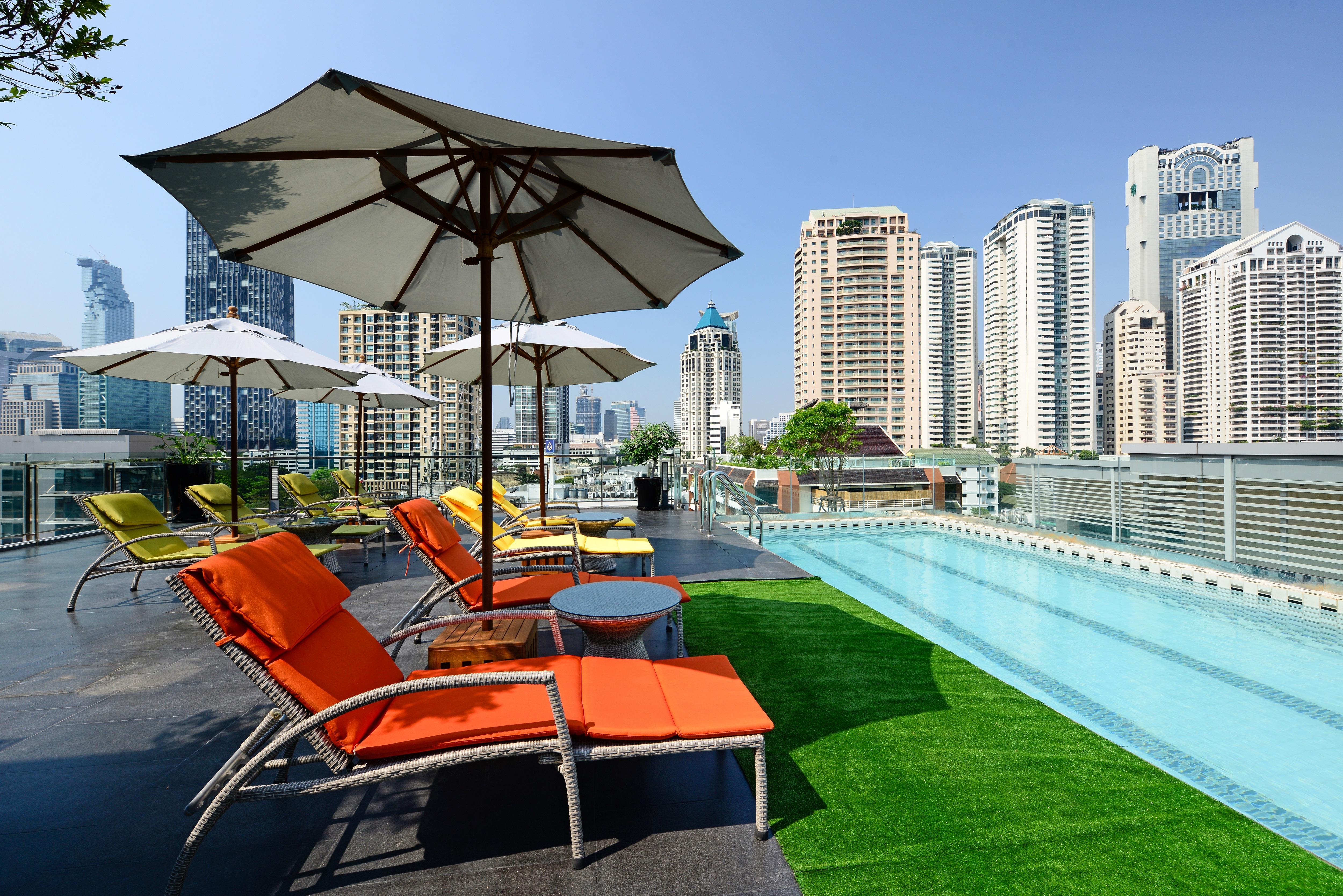 Le D'Tel Bangkok Otel Dış mekan fotoğraf Rooftop pool at the hotel