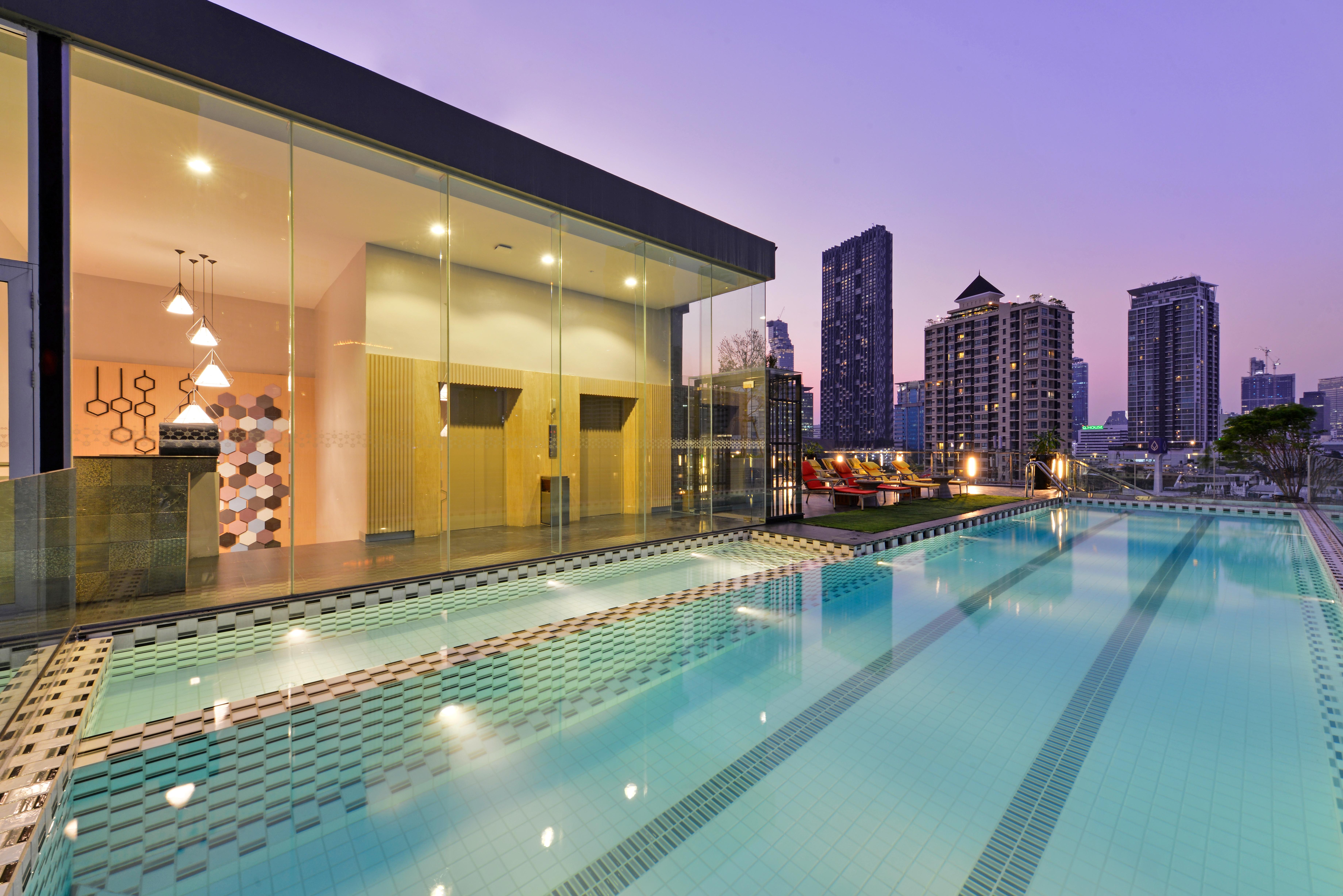 Le D'Tel Bangkok Otel Dış mekan fotoğraf The swimming pool at the clubhouse