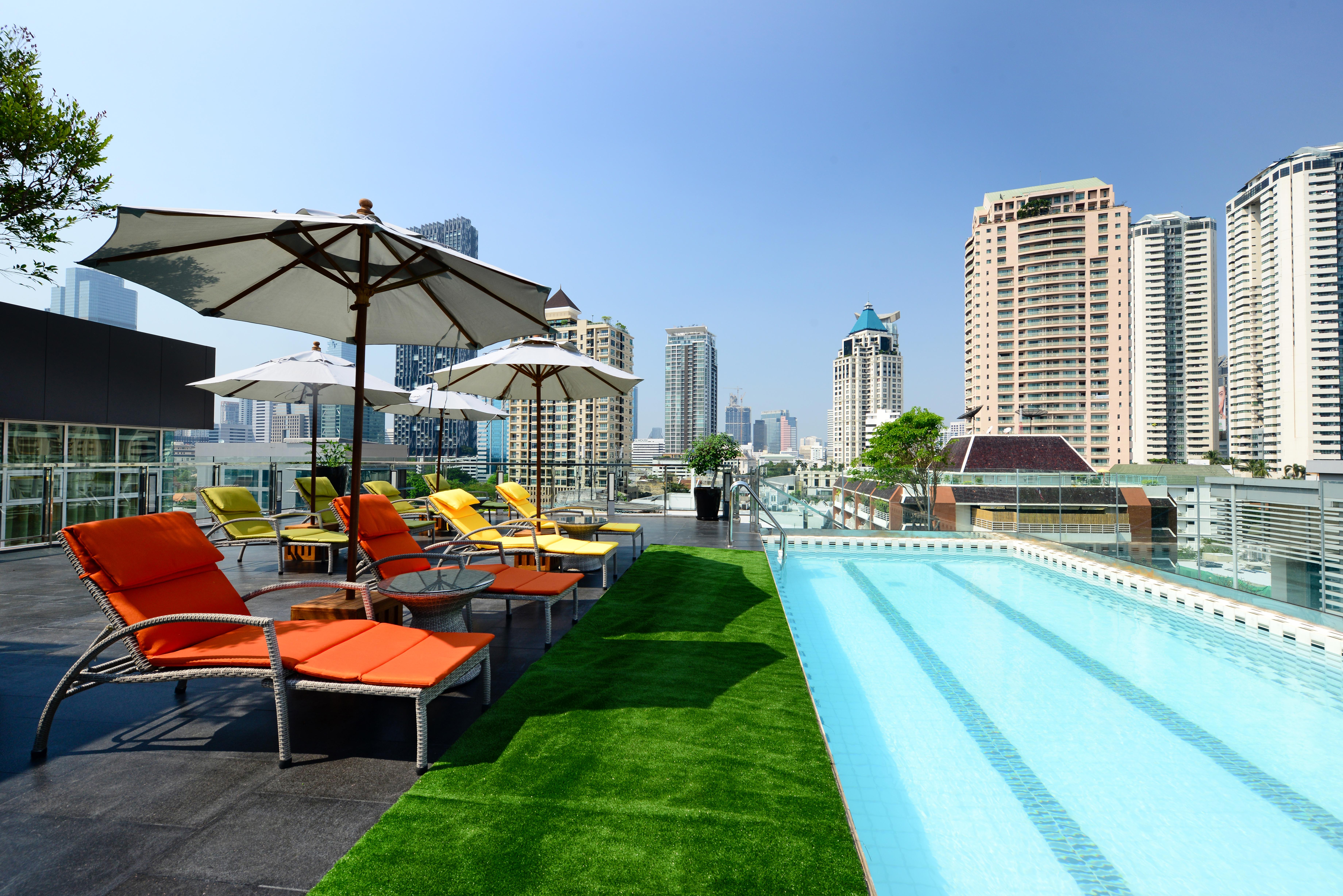 Le D'Tel Bangkok Otel Dış mekan fotoğraf Rooftop pool at the U Sathorn