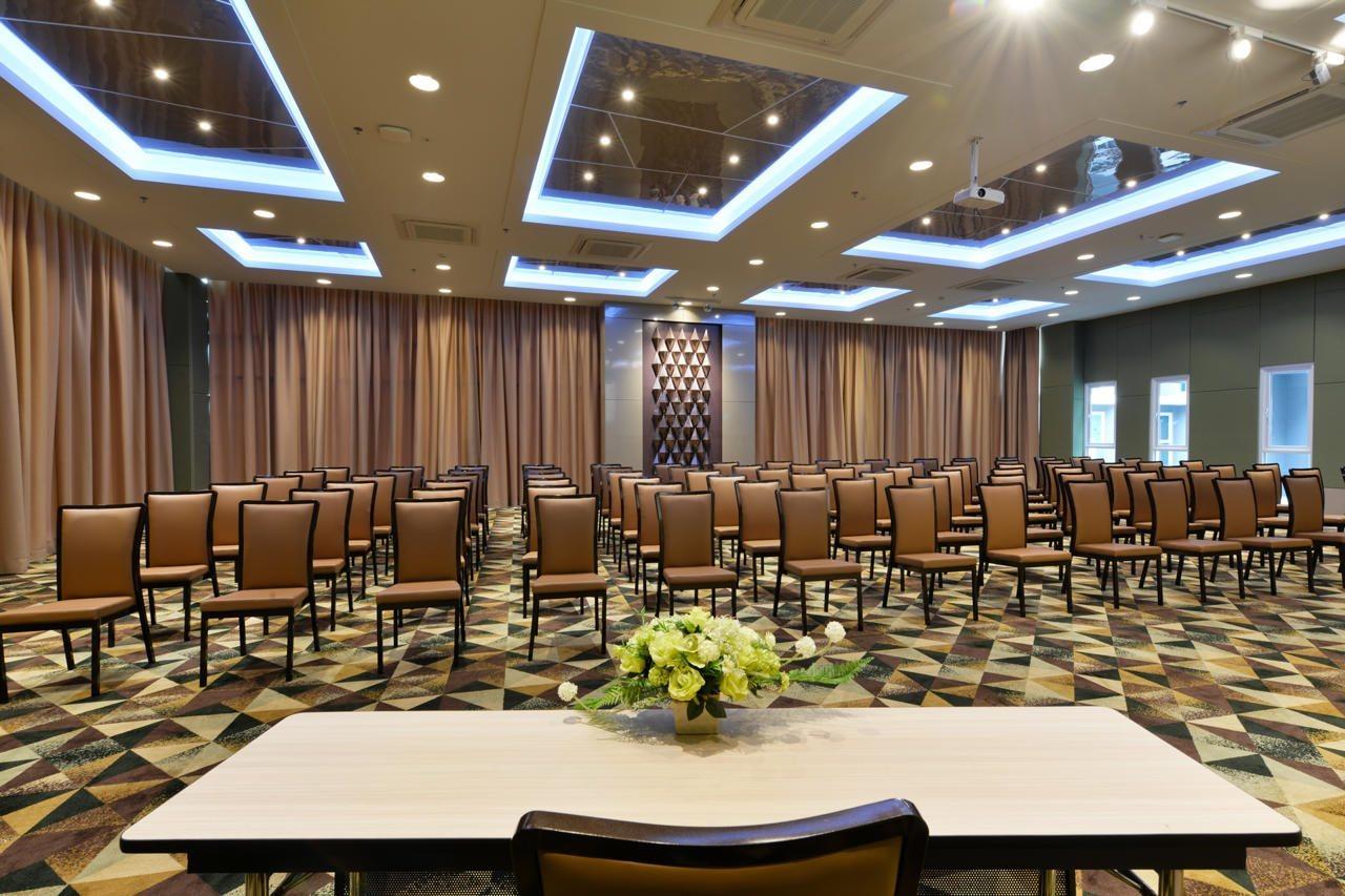 Le D'Tel Bangkok Otel Dış mekan fotoğraf The ballroom at the hotel