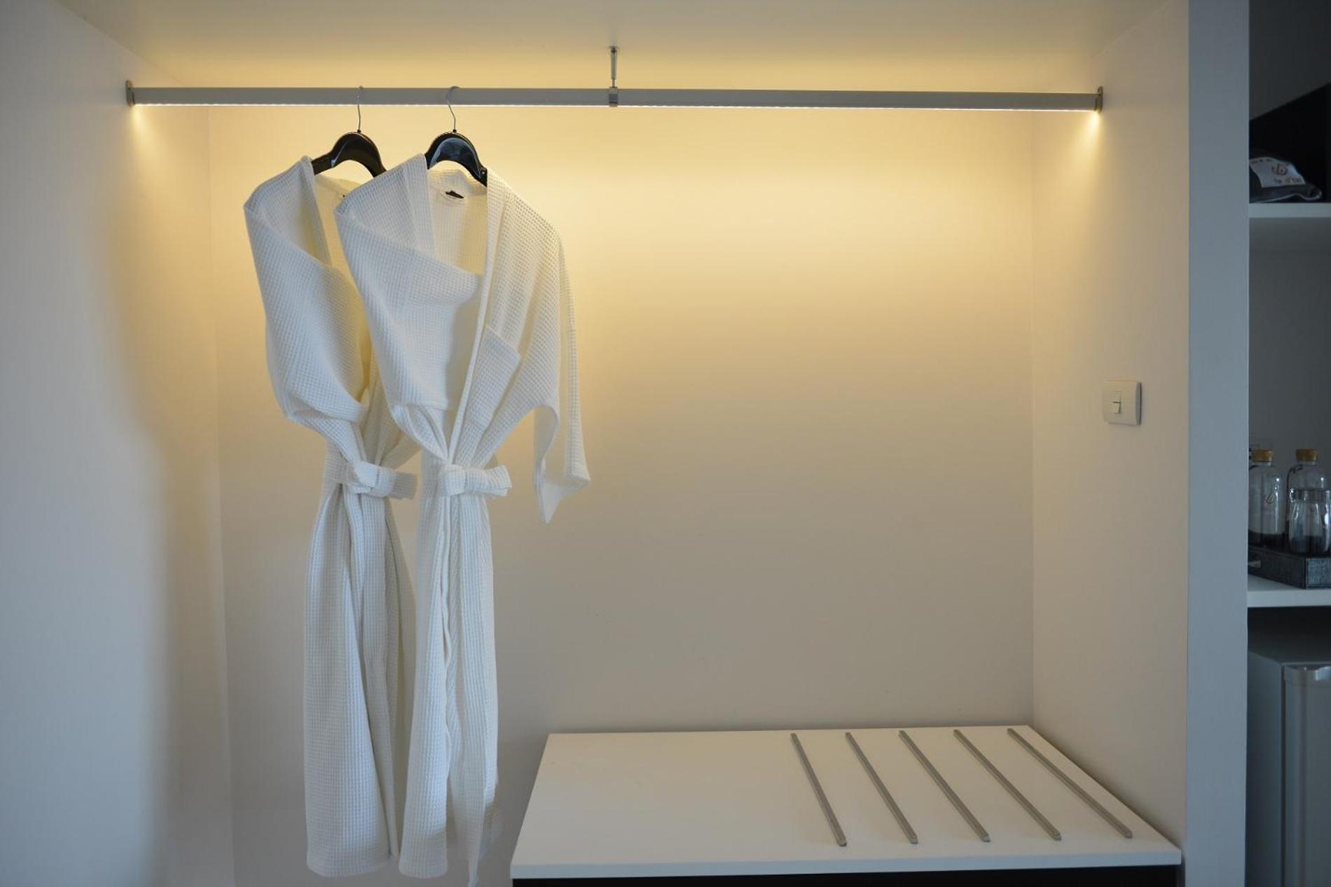 Le D'Tel Bangkok Otel Dış mekan fotoğraf A bathrobe hanging on a hanger