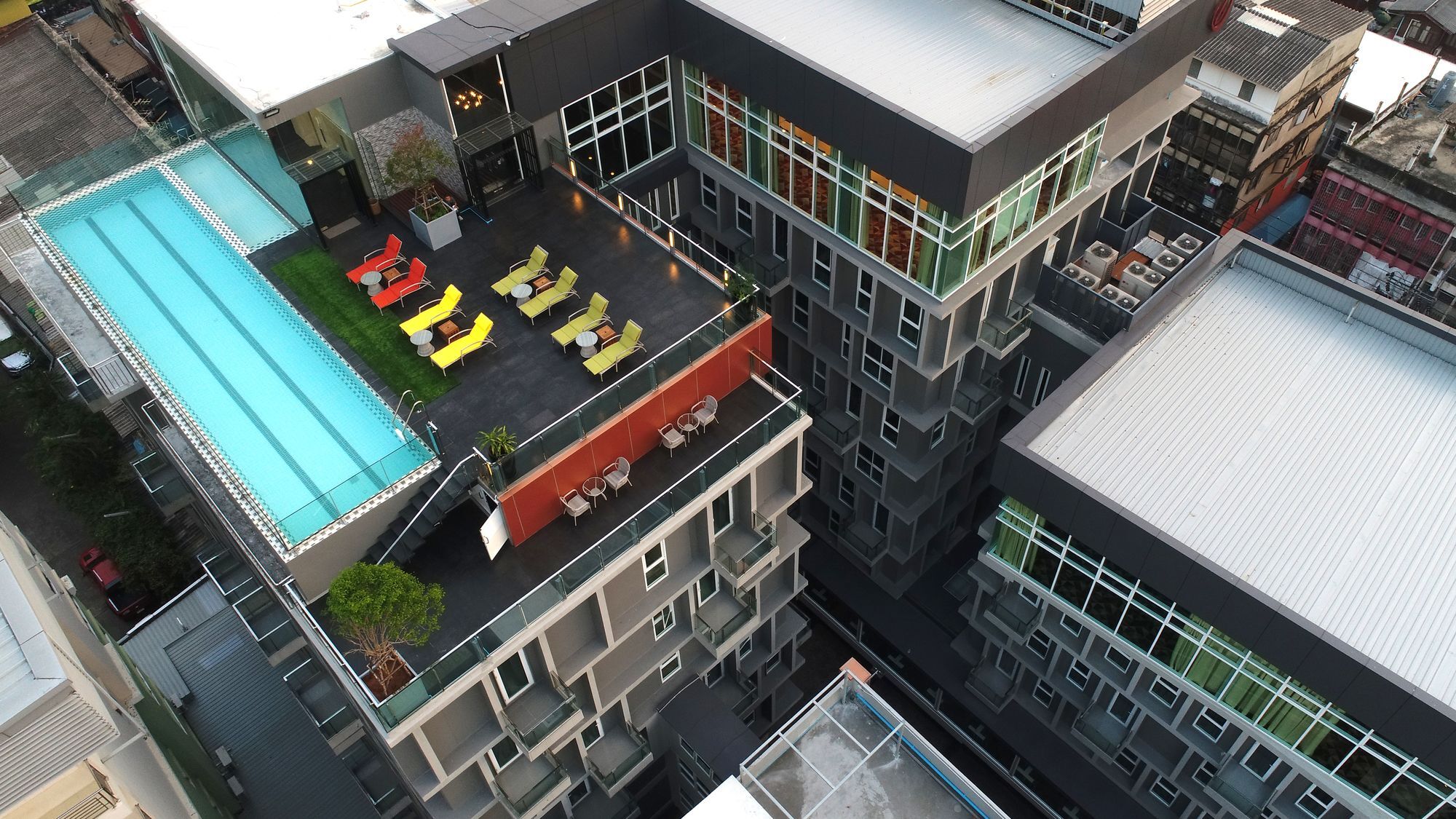 Le D'Tel Bangkok Otel Dış mekan fotoğraf The rooftop of the building
