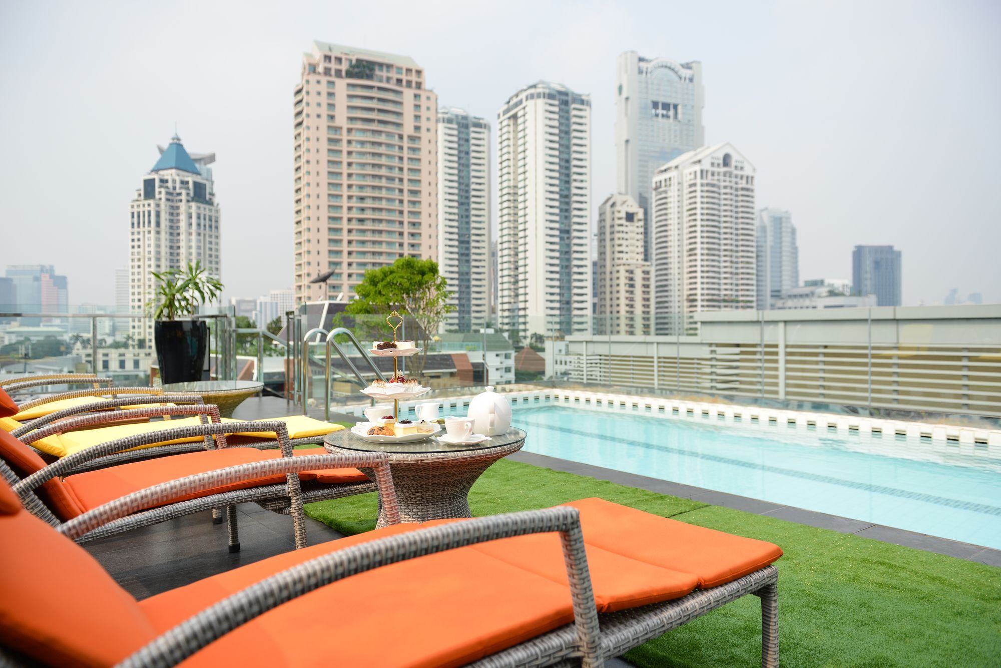 Le D'Tel Bangkok Otel Dış mekan fotoğraf The rooftop pool at the hotel