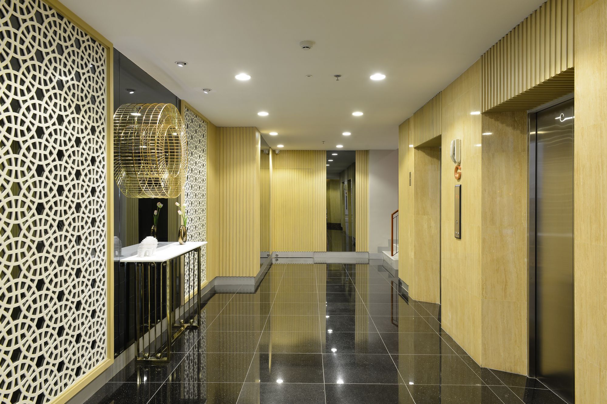 Le D'Tel Bangkok Otel Dış mekan fotoğraf The interior of the hotel